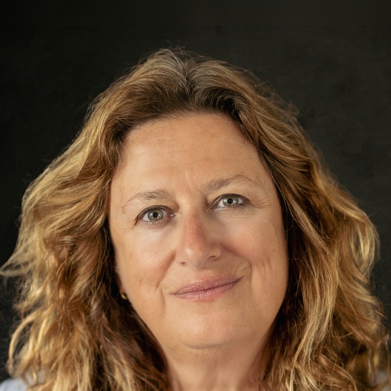 Elly Griffiths